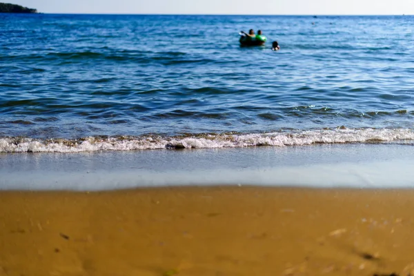 Kleine Kinderen Zwemmen Zee Met Matras Zomervakantie — Stockfoto