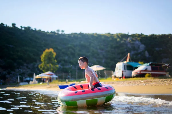 Niño Traje Baño Negro Relajándose Colchón Inflable Mar —  Fotos de Stock