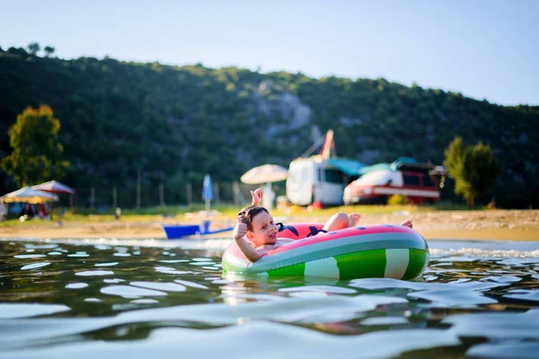 Criança Sorrindo Nadando Mar Colchão Inflável — Fotografia de Stock