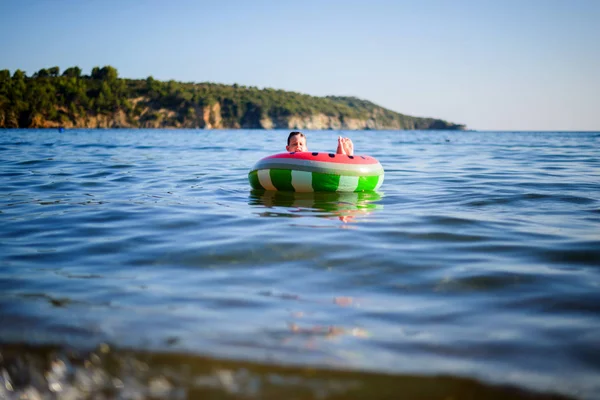Αγόρι Χαλαρωτικό Πράσινο Στρώμα Φουσκωτό Στη Θάλασσα Κατά Διάρκεια Του — Φωτογραφία Αρχείου
