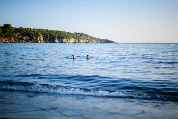 Jonge Jongens Zwemmen Zee Tijdens Zomervakantie — Stockfoto