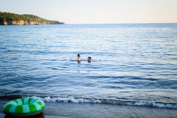 Jonge Kinderen Zwemmen Zee Tijdens Zomervakantie — Stockfoto