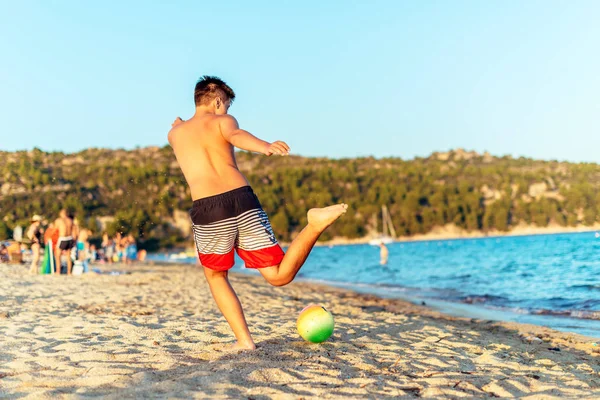 Беззаботный Ребенок Играет Футбольным Мячом Песке Время Летних Каникул — стоковое фото