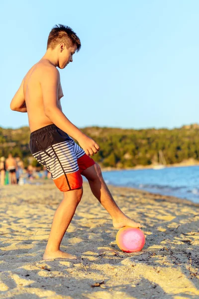 Schattig Kind Spelen Voetbal Het Strand Tijdens Zomervakantie — Stockfoto
