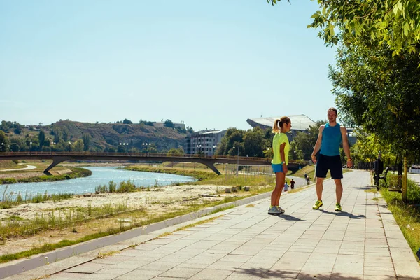 Молода Пара Готується Бігу Парку Літній День — стокове фото