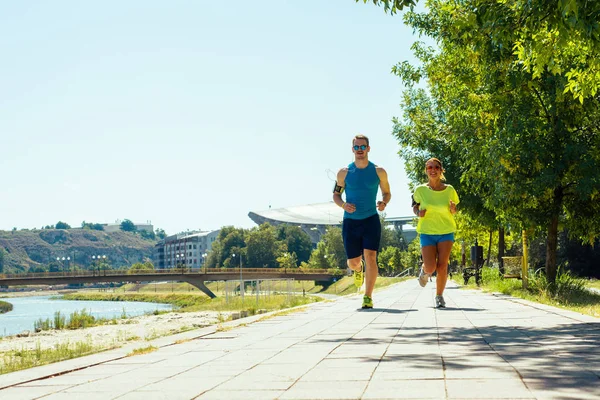 健康的な生活の中で美しいカップルジョギング — ストック写真
