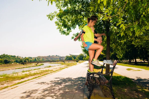 Atletic Tineri Cuplu Face Stretching Picioare Exerciții Împreună Bancă — Fotografie, imagine de stoc