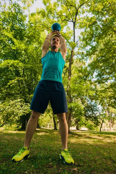 Hombre Fitness Haciendo Ejercicio Balanceo Kettlebell Parque —  Fotos de Stock