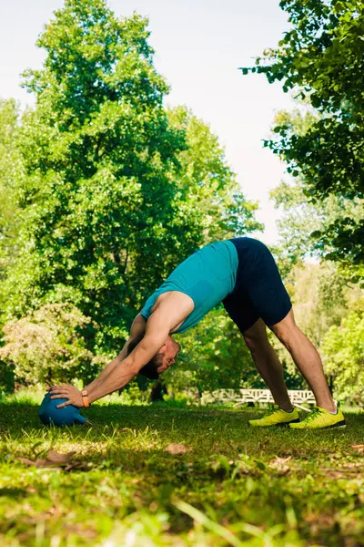 Υγιής Άνθρωπος Κάνει Ανεβάζω Κρατώντας Kettlebell Στο Πάρκο — Φωτογραφία Αρχείου