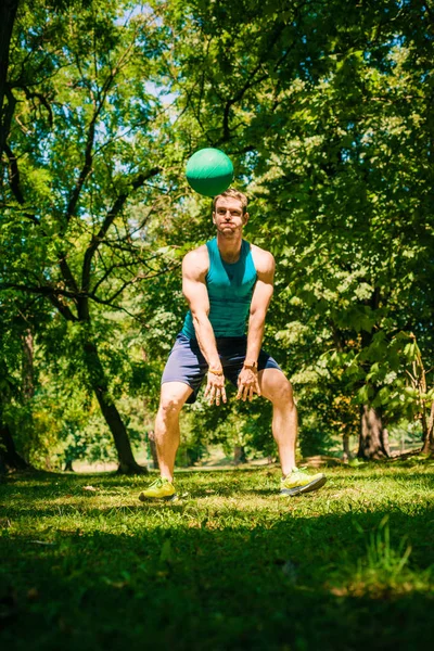 Sportlicher Typ Trainiert Draußen Mit Dem Medikamentenball — Stockfoto