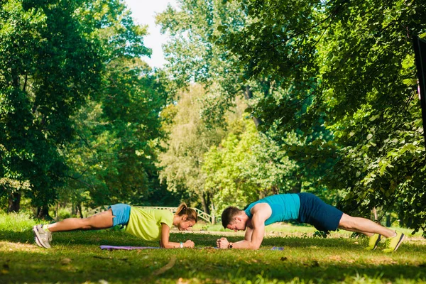 Couple Fitness Faisant Des Pompes Dans Parc — Photo