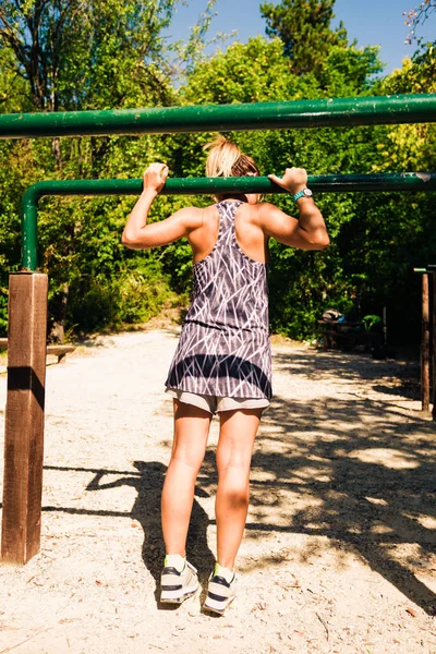 Female Instructor Workout Chin Bar Forest Gym — Stock Photo, Image