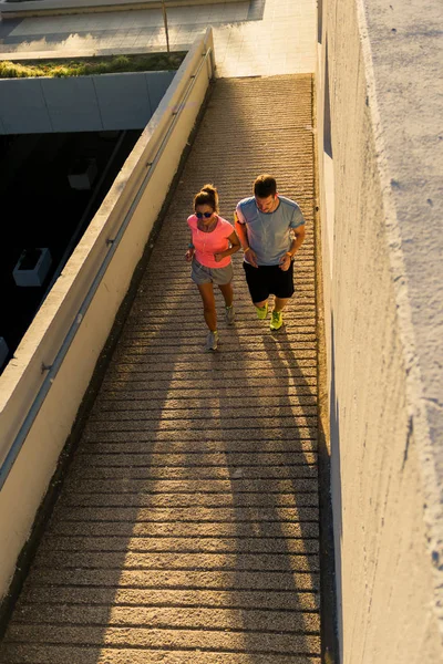 Fitness Casal Formação Juntos Enquanto Jogging Lugar Urbano — Fotografia de Stock