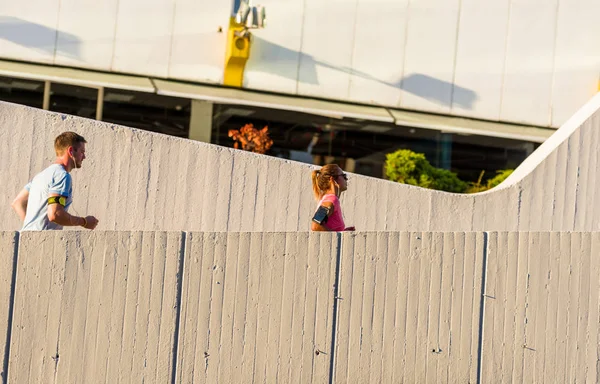 Desportos Urbanos Casal Saudável Correndo Pela Cidade — Fotografia de Stock