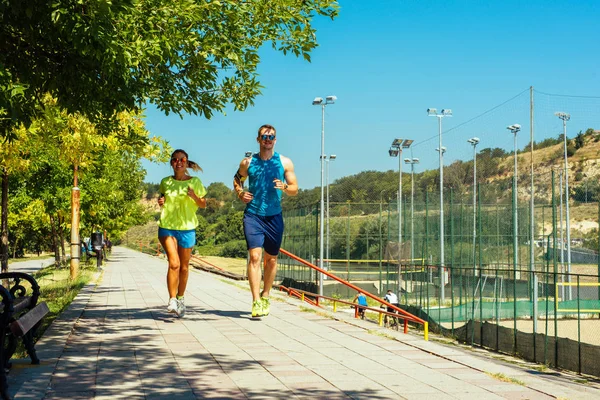 Skott Ung Man Och Kvinna Som Kör Genom Riverside Spår — Stockfoto