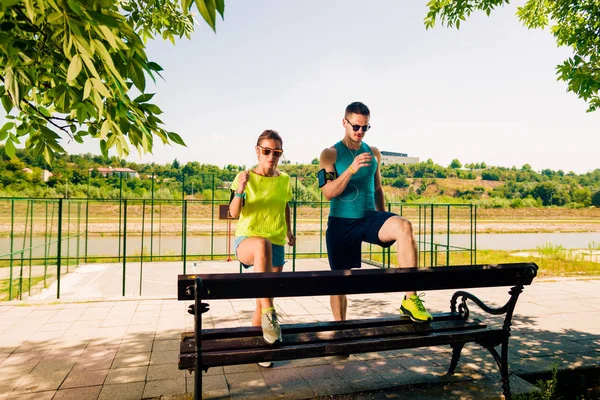 Jovens Casais Exercitando Alongando Músculos Antes Atividade Esportiva — Fotografia de Stock