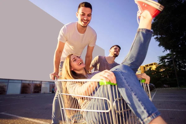 Chica Despreocupada Está Montando Carrito Compras Mientras Que Dos Chicos —  Fotos de Stock