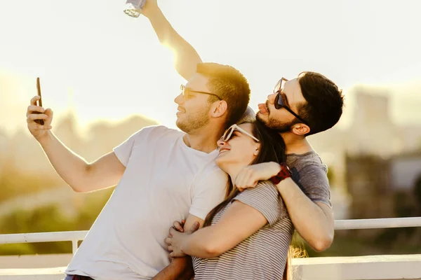 Vänner Tar Selfies Utomhus Terrassen Vid Solnedgången Med Ett Varmt — Stockfoto