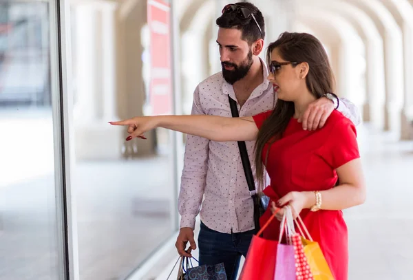 Compras Centro Ciudad Pareja Encantadora Divirtiéndose Las Calles Macedonias —  Fotos de Stock