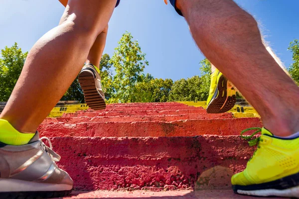 Άνδρας Και Γυναίκα Μύες Ποδιών Σκάλες Τρέχοντας — Φωτογραφία Αρχείου