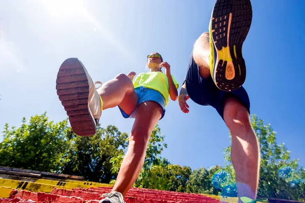Casal Com Tênis Correndo Escadas Enquanto Jogging — Fotografia de Stock