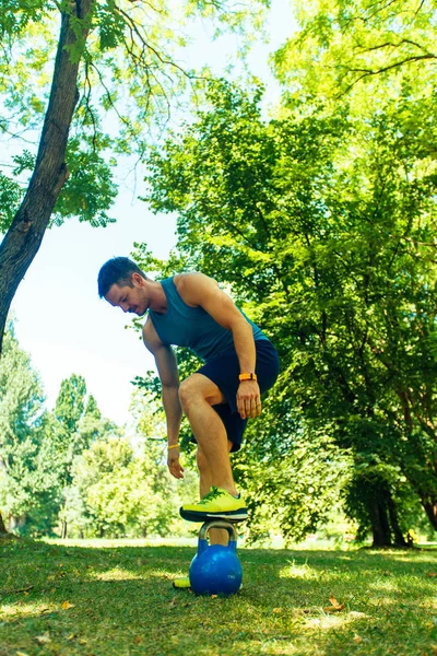 Sportiga Mannen Stretching Benen Kettlebell Naturen — Stockfoto