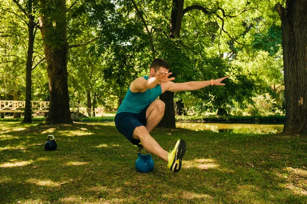 Kettlebell 공원에서에 다리를 — 스톡 사진