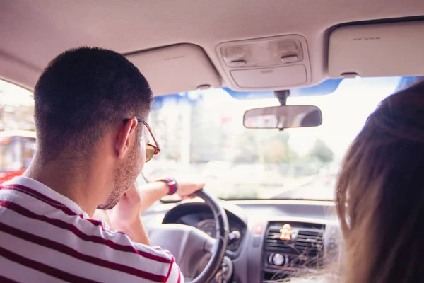 Happy Young Couple Conduite Voiture Dans Ville Par Une Journée — Photo