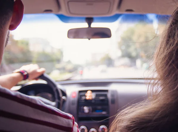 Happy Young Couple Conduite Voiture Dans Ville Par Une Journée — Photo