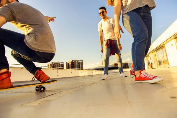 Skupina Přátel Baví Longboard Při Západu Slunce Střeše — Stock fotografie