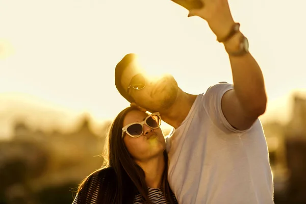 Attractive Couple Doing Selfie Cellphone Sunset — Stock Photo, Image