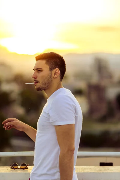 Niño Guapo Con Cigarrillo Posando Terraza Atardecer —  Fotos de Stock