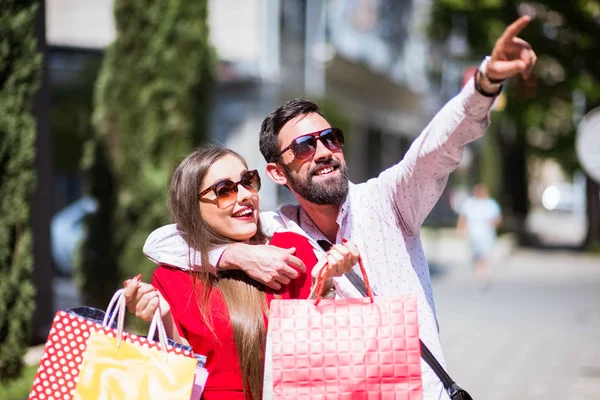 在城里购物 一对浪漫的夫妇在马其顿街上玩得很开心 — 图库照片
