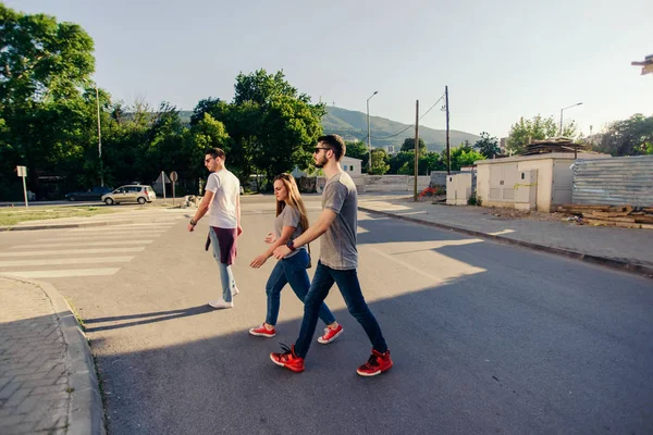Fröhliche Gruppe Junger Leute Läuft Über Die Straße — Stockfoto