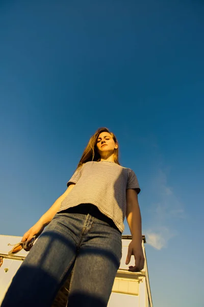 Young Woman Posing Uner Blue Sky — Stock Photo, Image
