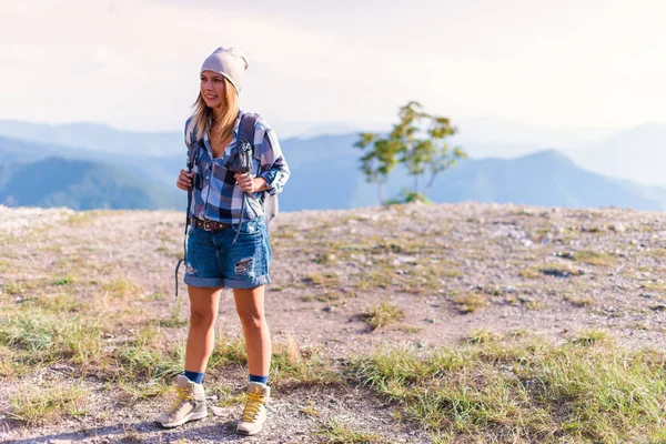 Jonge Vrouw Voor Bereiden Wandelen Het Bos Zomer Concept Van — Stockfoto