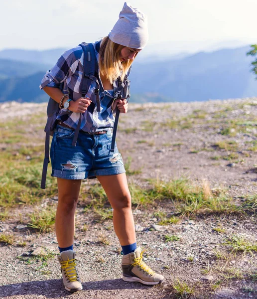 Mujer Joven Prepara Para Caminar Bosque Verano Concepto Senderismo Montaña — Foto de Stock
