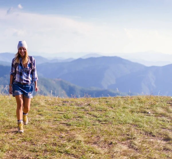 Mujer Joven Caminando Bosque Verano Concepto Senderismo Montaña — Foto de Stock