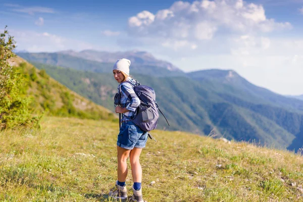 夏の森でハイキングの若い女性 夏の山でハイキング コンセプト — ストック写真