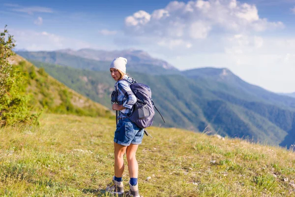 夏天在森林里徒步旅行的年轻女子 夏天登山概念 — 图库照片