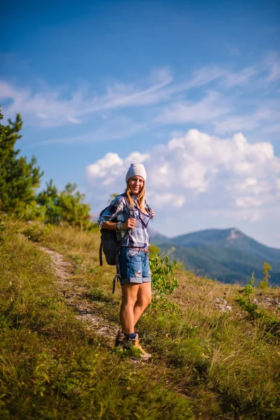 Spacery Lesie Latem Młoda Kobieta Koncepcja Piesze Wycieczki Góry Latem — Zdjęcie stockowe
