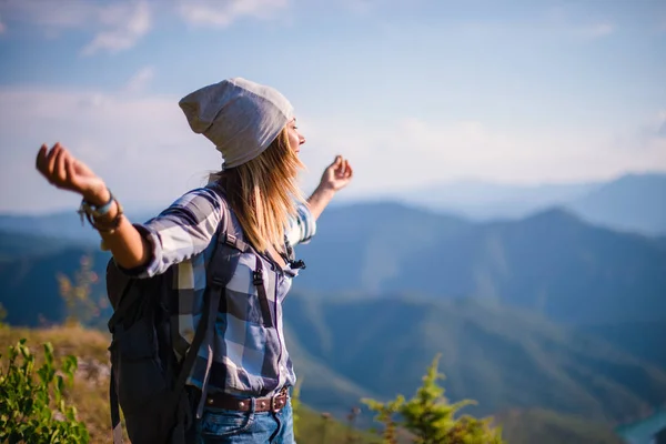 新鮮な山の空気を呼吸します 夏の森でハイキングの若い女性 夏の山でハイキング コンセプト — ストック写真