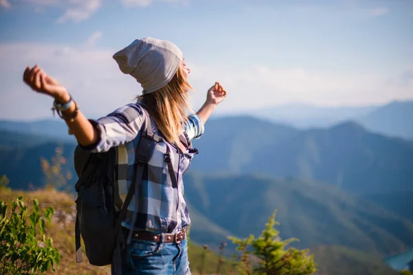 新鮮な山の空気を呼吸します 夏の森でハイキングの若い女性 夏の山でハイキング コンセプト — ストック写真