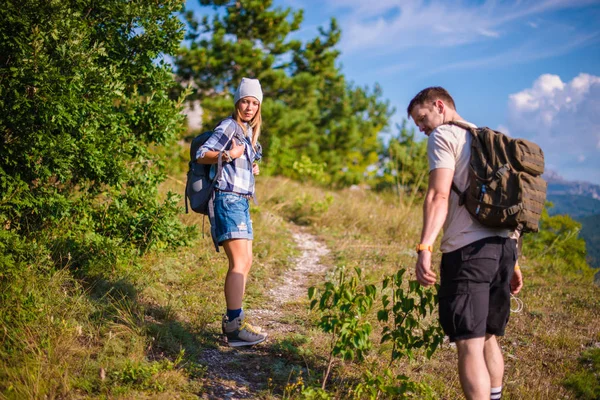 呼吸着清新的高山气息 年轻夫妇夏天在森林里徒步旅行 夏天登山概念 — 图库照片