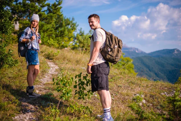 Die Frische Bergluft Atmen Junges Paar Das Sommer Wald Wandert — Stockfoto