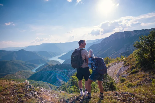 Adem Frisse Berglucht Jong Koppel Maken Selfie Tijdens Het Wandelen — Stockfoto