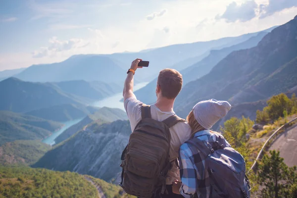 Adem Frisse Berglucht Jong Koppel Maken Selfie Tijdens Het Wandelen — Stockfoto