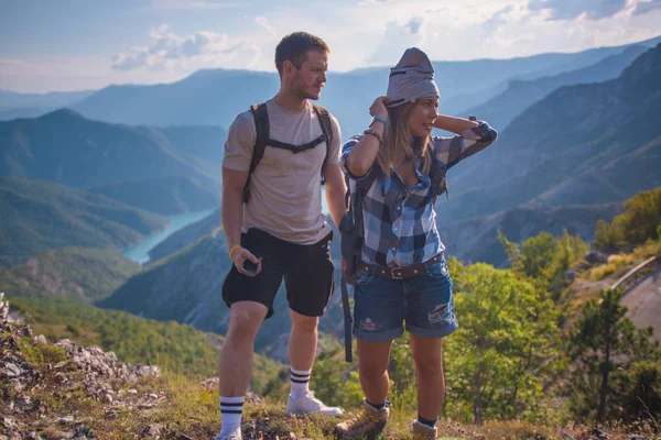 Respirar Fresco Montanha Casal Jovem Fazendo Selfie Enquanto Caminhava Montanha — Fotografia de Stock