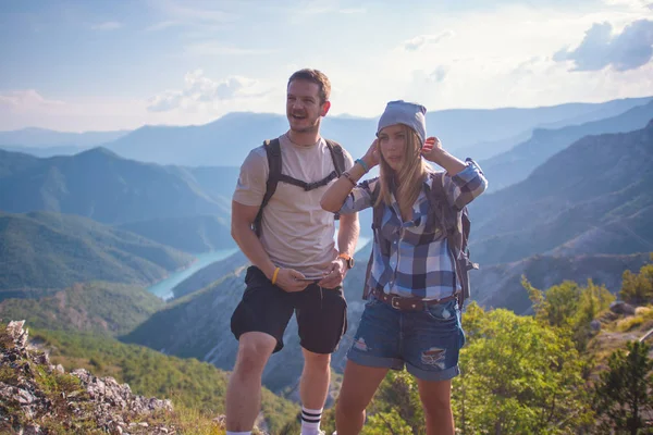 新鮮な山の空気を呼吸します 若いカップルは 夏に山でハイキングしながら Selfie を作るします 夏の山でハイキング コンセプト — ストック写真