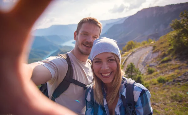 Breathing Fresh Mountain Air Young Couple Making Selfie While Hiking — Stock Photo, Image